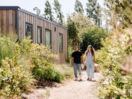 Camping Pas Cher vous présente avec son site Officiel campingpascher.fr, le Camping Slow Village Pornic classé 4 étoiles, situé sur la commune de La Plaine Sur Mer dans le département Loire-atlantique (Pays De La Loire) en France. Le camping Slow Village Pornic, vous présente un hébergement de type mobil-home de 22 m² et télévision. Le camping Slow Village Pornic vous propose du vendredi 03 avril au vendredi 10 avril 2026 pour 7 nuits à 553€. Cette location propose 138 dates différentes pour réserver votre séjour. Découvrez également les 12 autres gammes d'hébergements du camping. Les Avis clients pour le Camping Slow Village Pornic sont excellents avec une note moyenne de 8 sur 10. Piscine extérieure, Animations familiales, Aire de jeux enfants, Court de tennis, Pétanque, Terrain multisports, Boulangerie, Restaurant, Épicerie,... En savoir plus : cliquez-ICI.