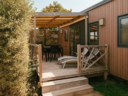 Camping Pas Cher vous présente avec son site Officiel campingpascher.fr, le Camping Slow Village Pornic classé 4 étoiles, situé sur la commune de La Plaine Sur Mer dans le département Loire-atlantique (Pays De La Loire) en France. Le camping Slow Village Pornic, vous présente un hébergement de type mobil-home de 23 m² et télévision. Le camping Slow Village Pornic vous propose du vendredi 03 avril au vendredi 10 avril 2026 pour 7 nuits à 553€. Cette location propose 137 dates différentes pour réserver votre séjour. Découvrez également les 12 autres gammes d'hébergements du camping. Les Avis clients pour le Camping Slow Village Pornic sont excellents avec une note moyenne de 8 sur 10. Piscine extérieure, Animations familiales, Aire de jeux enfants, Court de tennis, Pétanque, Terrain multisports, Boulangerie, Restaurant, Épicerie,... En savoir plus : cliquez-ICI.