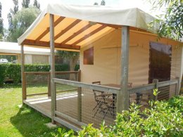 Camping Pas Cher vous présente avec son site Officiel campingpascher.fr, le Camping Du Lac Terre D'Auge classé 4 étoiles, situé sur la commune de Pont L'eveque dans le département Calvados (Basse Normandie) en France. Le camping Du Lac Terre D'Auge, vous présente un hébergement de type lodge pour 2 personnes. Le camping Du Lac Terre D'Auge vous propose du dimanche 20 septembre au dimanche 27 septembre 2026 pour 7 nuits à 288€. Cette location propose 156 dates différentes pour réserver votre séjour. Découvrez également les 10 autres gammes d'hébergements du camping. Aire de jeux enfants, Pétanque, Épicerie,... En savoir plus : cliquez-ICI.