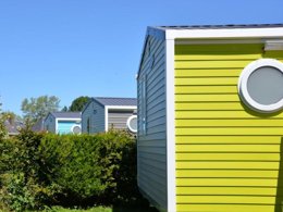 Camping Pas Cher vous présente avec son site Officiel campingpascher.fr, le Camping Du Lac Terre D'Auge classé 4 étoiles, situé sur la commune de Pont L'eveque dans le département Calvados (Basse Normandie) en France. Le camping Du Lac Terre D'Auge, vous présente un hébergement de type hébergement insolite. Le camping Du Lac Terre D'Auge vous propose du dimanche 20 septembre au dimanche 27 septembre 2026 pour 7 nuits à 218€. Cette location propose 206 dates différentes pour réserver votre séjour. Découvrez également les 10 autres gammes d'hébergements du camping. Aire de jeux enfants, Pétanque, Épicerie,... En savoir plus : cliquez-ICI.