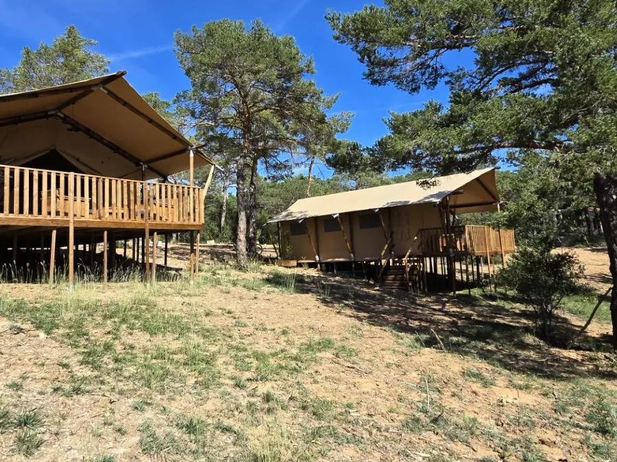 Camping Pas Cher vous présente avec son site Officiel campingpascher.fr, le Camping Verdon Les Grands Domaines classé 3 étoiles, situé sur la commune de Saint Laurent Du Verdon dans le département Alpes-de-haute-provence (Provence Alpes Côte D'azur) en France. Le camping Verdon Les Grands Domaines, vous présente un hébergement de type tente en toile et bois de 35 m² pour 1 personne. Le camping Verdon Les Grands Domaines vous proposeun séjour PAS CHER avec une REMISEdu vendredi 18 septembre au vendredi 25 septembre 2026, en promotion à -32% pour 7 nuits à 519 € au lieu de 763,24 € soit une Économie de 244,24 €. Cette location propose 40 dates différentes pour réserver votre séjour. Découvrez également les 15 autres gammes d'hébergements du camping. Les Avis clients pour le Camping Verdon Les Grands Domaines sont excellents avec une note moyenne de 10 sur 10. Piscine extérieure, Club ados, Club enfants, Canoë-kayak, Paddle, Pétanque, Terrain de volley-ball, Tir à l’arc, Bar, Restaurant,... En savoir plus : cliquez-ICI.