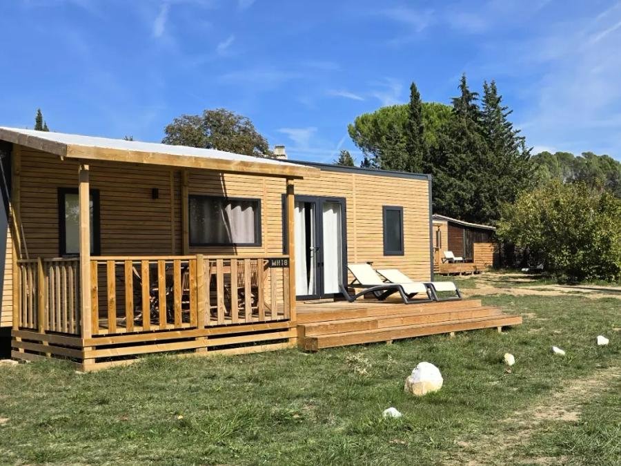 Camping Pas Cher vous présente avec son site Officiel campingpascher.fr, le Camping Verdon Les Grands Domaines classé 3 étoiles, situé sur la commune de Saint Laurent Du Verdon dans le département Alpes-de-haute-provence (Provence Alpes Côte D'azur) en France. Le camping Verdon Les Grands Domaines, vous présente un hébergement de type mobil-home de 35 m² avec climatisation. Le camping Verdon Les Grands Domaines vous proposeun séjour PAS CHER avec une REMISEdu vendredi 18 septembre au vendredi 25 septembre 2026, en promotion à -32% pour 7 nuits à 519 € au lieu de 763,24 € soit une Économie de 244,24 €. Cette location propose 21 dates différentes pour réserver votre séjour. Découvrez également les 15 autres gammes d'hébergements du camping. Les Avis clients pour le Camping Verdon Les Grands Domaines sont excellents avec une note moyenne de 10 sur 10. Piscine extérieure, Club ados, Club enfants, Canoë-kayak, Paddle, Pétanque, Terrain de volley-ball, Tir à l’arc, Bar, Restaurant,... En savoir plus : cliquez-ICI.