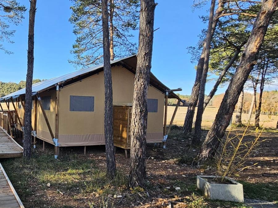 Camping Pas Cher vous présente avec son site Officiel campingpascher.fr, le Camping Verdon Les Grands Domaines classé 3 étoiles, situé sur la commune de Saint Laurent Du Verdon dans le département Alpes-de-haute-provence (Provence Alpes Côte D'azur) en France. Le camping Verdon Les Grands Domaines, vous présente un hébergement de type tente en toile et bois de 35 m². Le camping Verdon Les Grands Domaines vous proposeun séjour PAS CHER avec une REMISEdu vendredi 05 juin au vendredi 12 juin 2026 avec une PROMO de DERNIÈRE MINUTE, en promotion à -32% pour 7 nuits à 539 € au lieu de 792,65 € soit une Économie de 253,65 €. Cette location propose 31 dates différentes pour réserver votre séjour. Découvrez également les 15 autres gammes d'hébergements du camping. Les Avis clients pour le Camping Verdon Les Grands Domaines sont excellents avec une note moyenne de 10 sur 10. Piscine extérieure, Club ados, Club enfants, Canoë-kayak, Paddle, Pétanque, Terrain de volley-ball, Tir à l’arc, Bar, Restaurant,... En savoir plus : cliquez-ICI.
