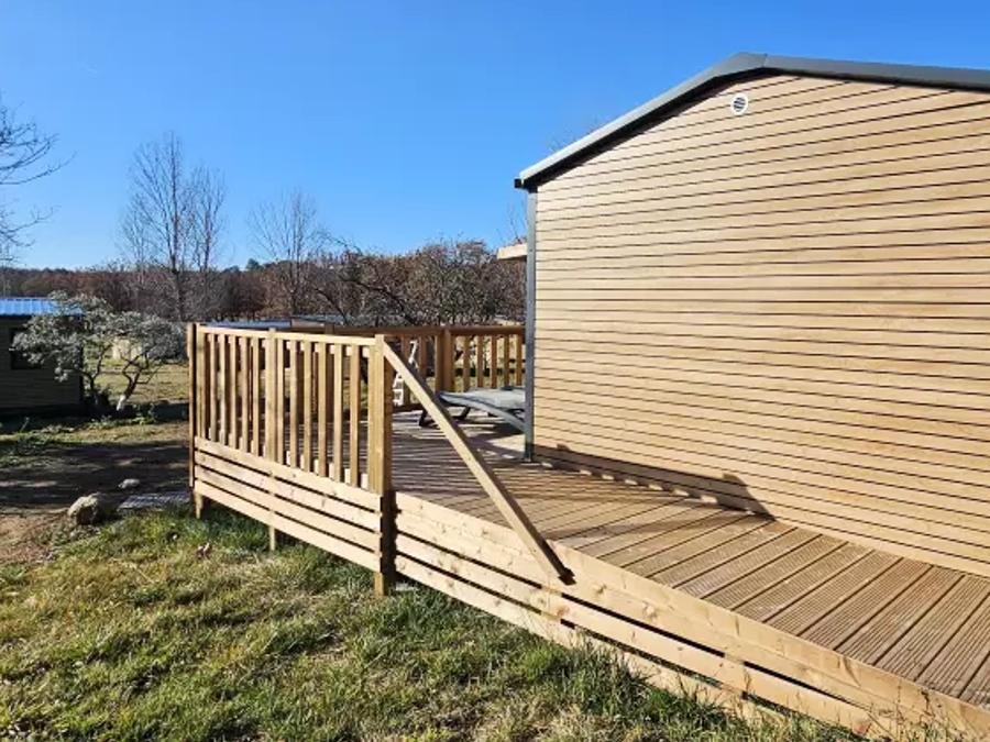 Camping Pas Cher vous présente avec son site Officiel campingpascher.fr, le Camping Verdon Les Grands Domaines classé 3 étoiles, situé sur la commune de Saint Laurent Du Verdon dans le département Alpes-de-haute-provence (Provence Alpes Côte D'azur) en France. Le camping Verdon Les Grands Domaines, vous présente un hébergement de type mobil-home de 35 m² avec climatisation. Le camping Verdon Les Grands Domaines vous proposeun séjour PAS CHER avec une REMISEdu vendredi 18 septembre au vendredi 25 septembre 2026, en promotion à -32% pour 7 nuits à 469 € au lieu de 689,71 € soit une Économie de 220,71 €. Cette location propose 28 dates différentes pour réserver votre séjour. Découvrez également les 15 autres gammes d'hébergements du camping. Les Avis clients pour le Camping Verdon Les Grands Domaines sont excellents avec une note moyenne de 10 sur 10. Piscine extérieure, Club ados, Club enfants, Canoë-kayak, Paddle, Pétanque, Terrain de volley-ball, Tir à l’arc, Bar, Restaurant,... En savoir plus : cliquez-ICI.
