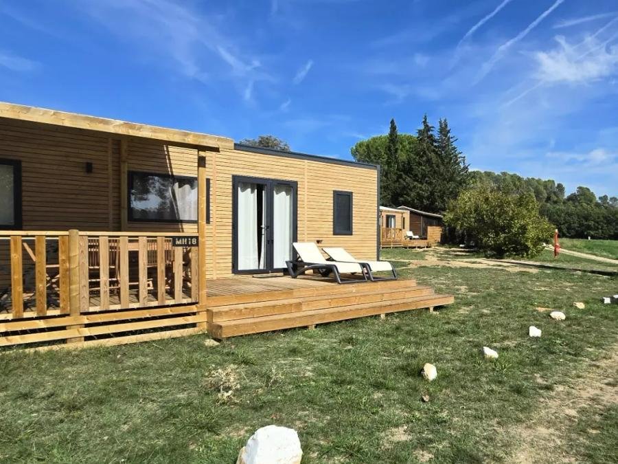 Camping Pas Cher vous présente avec son site Officiel campingpascher.fr, le Camping Verdon Les Grands Domaines classé 3 étoiles, situé sur la commune de Saint Laurent Du Verdon dans le département Alpes-de-haute-provence (Provence Alpes Côte D'azur) en France. Le camping Verdon Les Grands Domaines, vous présente un hébergement de type mobil-home de 35 m² avec climatisation. Le camping Verdon Les Grands Domaines vous proposeun séjour PAS CHER avec une REMISEdu sam. 29 août au sam. 05 septembre 2026, en promotion à -34% pour 7 nuits à 479 € au lieu de 725,76 € soit une Économie de 246,76 €. Cette location propose 68 dates différentes pour réserver votre séjour. Découvrez également les 15 autres gammes d'hébergements du camping. Les Avis clients pour le Camping Verdon Les Grands Domaines sont excellents avec une note moyenne de 10 sur 10. Piscine extérieure, Club ados, Club enfants, Canoë-kayak, Paddle, Pétanque, Terrain de volley-ball, Tir à l’arc, Bar, Restaurant,... En savoir plus : cliquez-ICI.