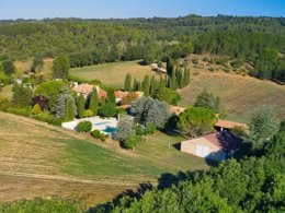 Camping Pas Cher vous présente avec son site Officiel campingpascher.fr, le Camping Verdon Les Grands Domaines classé 3 étoiles, situé sur la commune de Saint Laurent Du Verdon dans le département Alpes-de-haute-provence (Provence Alpes Côte D'azur) en France. Le camping Verdon Les Grands Domaines, vous présente un hébergement de type maison de campagne de 30 m². Le camping Verdon Les Grands Domaines vous propose du sam. 25 avril au sam. 02 mai 2026 pour 7 nuits à 239€. Cette location propose 96 dates différentes pour réserver votre séjour. Découvrez également les 14 autres gammes d'hébergements du camping. Les Avis clients pour le Camping Verdon Les Grands Domaines sont excellents avec une note moyenne de 10 sur 10. Piscine extérieure, Club ados, Club enfants, Canoë-kayak, Paddle, Pétanque, Terrain de volley-ball, Tir à l’arc, Bar, Restaurant,... En savoir plus : cliquez-ICI.