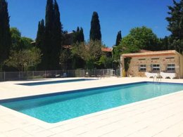 Camping Pas Cher vous présente avec son site Officiel campingpascher.fr, le Camping Verdon Les Grands Domaines classé 3 étoiles, situé sur la commune de Saint Laurent Du Verdon dans le département Alpes-de-haute-provence (Provence Alpes Côte D'azur) en France. Le camping Verdon Les Grands Domaines, vous présente un hébergement de type tente en toile et bois de 35 m² pour 1 personne. Le camping Verdon Les Grands Domaines vous propose du sam. 25 avril au sam. 02 mai 2026 pour 7 nuits à 294€. Cette location propose 96 dates différentes pour réserver votre séjour. Découvrez également les 14 autres gammes d'hébergements du camping. Les Avis clients pour le Camping Verdon Les Grands Domaines sont excellents avec une note moyenne de 10 sur 10. Piscine extérieure, Club ados, Club enfants, Canoë-kayak, Paddle, Pétanque, Terrain de volley-ball, Tir à l’arc, Bar, Restaurant,... En savoir plus : cliquez-ICI.