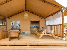 Camping Pas Cher vous présente avec son site Officiel campingpascher.fr, le Camping Verdon Les Grands Domaines classé 3 étoiles, situé sur la commune de Saint Laurent Du Verdon dans le département Alpes-de-haute-provence (Provence Alpes Côte D'azur) en France. Le camping Verdon Les Grands Domaines vous propose un hébergement de type tente de 35 m² pour 1 personne. L'établissement vous propose 14 autres types d'hébergements. Découvrez tous nos séjours à petits prix dans la commune et aux alentours de Saint Laurent Du Verdon du département : Alpes-de-haute-provence (Provence Alpes Côte D'azur). Les Avis clients pour le Camping Verdon Les Grands Domaines sont excellents avec une note moyenne de 10 sur 10. Piscine extérieure, Club ados, Club enfants, Canoë-kayak, Paddle, Pétanque, Terrain de volley-ball, Tir à l’arc, Bar, Restaurant,... En savoir plus : cliquez-ICI.