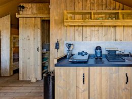 Camping Pas Cher vous présente avec son site Officiel campingpascher.fr, le Camping Verdon Les Grands Domaines classé 3 étoiles, situé sur la commune de Saint Laurent Du Verdon dans le département Alpes-de-haute-provence (Provence Alpes Côte D'azur) en France. Le camping Verdon Les Grands Domaines, vous présente un hébergement de type tente en toile et bois de 35 m² pour 1 personne. Le camping Verdon Les Grands Domaines vous propose du sam. 25 avril au sam. 02 mai 2026 pour 7 nuits à 294€. Cette location propose 96 dates différentes pour réserver votre séjour. Découvrez également les 14 autres gammes d'hébergements du camping. Les Avis clients pour le Camping Verdon Les Grands Domaines sont excellents avec une note moyenne de 10 sur 10. Piscine extérieure, Club ados, Club enfants, Canoë-kayak, Paddle, Pétanque, Terrain de volley-ball, Tir à l’arc, Bar, Restaurant,... En savoir plus : cliquez-ICI.