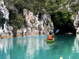 Camping Pas Cher vous présente avec son site Officiel campingpascher.fr, le Camping Verdon Les Grands Domaines classé 3 étoiles, situé sur la commune de Saint Laurent Du Verdon dans le département Alpes-de-haute-provence (Provence Alpes Côte D'azur) en France. Le camping Verdon Les Grands Domaines, vous présente un hébergement de type maison de campagne de 43 m². Le camping Verdon Les Grands Domaines vous propose du sam. 25 avril au sam. 02 mai 2026 pour 7 nuits à 217€. Cette location propose 96 dates différentes pour réserver votre séjour. Découvrez également les 14 autres gammes d'hébergements du camping. Les Avis clients pour le Camping Verdon Les Grands Domaines sont excellents avec une note moyenne de 10 sur 10. Piscine extérieure, Club ados, Club enfants, Canoë-kayak, Paddle, Pétanque, Terrain de volley-ball, Tir à l’arc, Bar, Restaurant,... En savoir plus : cliquez-ICI.