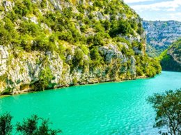 Camping Pas Cher vous présente avec son site Officiel campingpascher.fr, le Camping Verdon Les Grands Domaines classé 3 étoiles, situé sur la commune de Saint Laurent Du Verdon dans le département Alpes-de-haute-provence (Provence Alpes Côte D'azur) en France. Le camping Verdon Les Grands Domaines, vous présente un hébergement de type mobil-home de 27 m². Le camping Verdon Les Grands Domaines vous propose du sam. 25 avril au sam. 02 mai 2026 pour 7 nuits à 196€. Cette location propose 94 dates différentes pour réserver votre séjour. Découvrez également les 14 autres gammes d'hébergements du camping. Les Avis clients pour le Camping Verdon Les Grands Domaines sont excellents avec une note moyenne de 10 sur 10. Piscine extérieure, Club ados, Club enfants, Canoë-kayak, Paddle, Pétanque, Terrain de volley-ball, Tir à l’arc, Bar, Restaurant,... En savoir plus : cliquez-ICI.