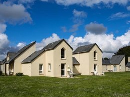 Camping Pas Cher vous présente avec son site Officiel campingpascher.fr, la Résidence VVF Villages - Fouesnant Les Glénan - Fouesnant, située sur la commune de Fouesnant dans le département Finistère (Bretagne) en France. La résidence VVF Villages - Fouesnant Les Glénan - Fouesnant, vous présente un hébergement de type maison de campagne pour 1 personne. La résidence VVF Villages - Fouesnant Les Glénan - Fouesnant vous propose du vendredi 22 mai au vendredi 29 mai 2026, en promotion à -15% pour 7 nuits à 303,45 € au lieu de 357,0 € soit une Économie de 53,55 €. Cette location propose 99 dates différentes pour réserver votre séjour. Découvrez également les 5 autres gammes d'hébergements de la résidence. Les Avis clients pour la Résidence VVF Villages - Fouesnant Les Glénan - Fouesnant sont de 7 sur 10. Animations familiales, Club enfants, Aire de jeux enfants, Baby-foot, Court de tennis, Ping-pong, Piscine, Plongée, Pétanque, Randonnée, Terrain de basketball, Terrain de volley-ball, Voile, Bar,... En savoir plus : cliquez-ICI.
