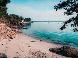 Camping Pas Cher vous présente avec son site Officiel campingpascher.fr, la Résidence VVF Villages - Fouesnant Les Glénan - Fouesnant, située sur la commune de Fouesnant dans le département Finistère (Bretagne) en France. La résidence VVF Villages - Fouesnant Les Glénan - Fouesnant, vous présente un hébergement de type maison de campagne pour 1 personne. La résidence VVF Villages - Fouesnant Les Glénan - Fouesnant vous propose du vendredi 22 mai au vendredi 29 mai 2026, en promotion à -15% pour 7 nuits à 303,45 € au lieu de 357,0 € soit une Économie de 53,55 €. Cette location propose 99 dates différentes pour réserver votre séjour. Découvrez également les 5 autres gammes d'hébergements de la résidence. Les Avis clients pour la Résidence VVF Villages - Fouesnant Les Glénan - Fouesnant sont de 7 sur 10. Animations familiales, Club enfants, Aire de jeux enfants, Baby-foot, Court de tennis, Ping-pong, Piscine, Plongée, Pétanque, Randonnée, Terrain de basketball, Terrain de volley-ball, Voile, Bar,... En savoir plus : cliquez-ICI.