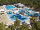 Camping Pas Cher vous présente avec son site Officiel campingpascher.fr, le Camping Cikat classé 4 étoiles, situé sur la commune de Mali Losinj dans le département Istrie (Istrie) en Croatie. Le camping Cikat vous propose un hébergement de type tente de 37 m² pour 1 personne. L'établissement vous propose 2 autres types d'hébergements. Découvrez tous nos séjours à petits prix dans la commune et aux alentours de Mali Losinj du département : Istrie (Istrie). Mer, Piscine extérieure, Animations familiales, Aire de jeux enfants, Ping-pong, Terrain de beach-volley, Bar, Restaurant, Épicerie,... En savoir plus : cliquez-ICI.
