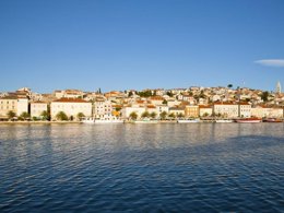 Camping Pas Cher vous présente avec son site Officiel campingpascher.fr, le Camping Cikat classé 4 étoiles, situé sur la commune de Mali Losinj dans le département Istrie (Istrie) en Croatie. Le camping Cikat, vous présente un hébergement de type tente en toile et bois de 28 m² pour 6 personnes. Le camping Cikat vous propose du lundi 20 avril au lundi 27 avril 2026, en promotion à -15% pour 7 nuits à 306,12 € au lieu de 360,15 € soit une Économie de 54,03 €. Cette location propose 91 dates différentes pour réserver votre séjour. Découvrez également les 2 autres gammes d'hébergements du camping. Les Avis clients pour le Camping Cikat sont excellents avec une note moyenne de 8 sur 10. Mer, Piscine extérieure, Animations familiales, Aire de jeux enfants, Ping-pong, Terrain de beach-volley, Bar, Restaurant, Épicerie,... En savoir plus : cliquez-ICI.