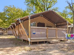 Camping Pas Cher vous présente avec son site Officiel campingpascher.fr, le Camping Cikat classé 4 étoiles, situé sur la commune de Mali Losinj dans le département Istrie (Istrie) en Croatie. Le camping Cikat, vous présente un hébergement de type tente en toile et bois de 19 m² pour 5 personnes. Le camping Cikat vous propose du sam. 18 avril au sam. 25 avril 2026, en promotion à -15% pour 7 nuits à 293,63 € au lieu de 345,45 € soit une Économie de 51,82 €. Cette location propose 95 dates différentes pour réserver votre séjour. Découvrez également les 2 autres gammes d'hébergements du camping. Les Avis clients pour le Camping Cikat sont excellents avec une note moyenne de 8 sur 10. Mer, Piscine extérieure, Animations familiales, Aire de jeux enfants, Ping-pong, Terrain de beach-volley, Bar, Restaurant, Épicerie,... En savoir plus : cliquez-ICI.