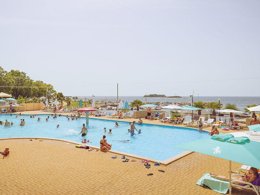 Camping Pas Cher vous présente avec son site Officiel campingpascher.fr, le Camping Zelena Laguna classé 4 étoiles, situé sur la commune de Funtana dans le département Istrie (Istrie) en Croatie. Le camping Zelena Laguna vous propose un hébergement de type mobil-home de 35 m² avec climatisation (télévision). L'établissement vous propose 2 autres types d'hébergements. Découvrez tous nos séjours à petits prix dans la commune et aux alentours de Funtana du département : Istrie (Istrie). Piscine extérieure, Animations familiales, Aire de jeux enfants, Bar, Restaurant, Épicerie,... En savoir plus : cliquez-ICI.