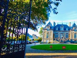 Camping Pas Cher vous présente avec son site Officiel campingpascher.fr, le Camping Manoir Le Castel Et Beaumaris - Saint-Malo, situé sur la commune de Saint Malo dans le département Ille-et-vilaine (Bretagne) en France. Le camping Manoir Le Castel Et Beaumaris - Saint-Malo, vous présente un hébergement de type appartement. Le camping Manoir Le Castel Et Beaumaris - Saint-Malo vous propose du lundi 09 mars au lundi 16 mars 2026 pour 7 nuits à 365€. Cette location propose 259 dates différentes pour réserver votre séjour. Découvrez également les 7 autres gammes d'hébergements du camping. Les Avis clients pour le Camping Manoir Le Castel Et Beaumaris - Saint-Malo sont excellents avec une note moyenne de 9 sur 10. Restaurant,... En savoir plus : cliquez-ICI.