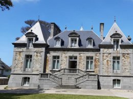 Camping Pas Cher vous présente avec son site Officiel campingpascher.fr, le Camping Manoir Le Castel Et Beaumaris - Saint-Malo, situé sur la commune de Saint Malo dans le département Ille-et-vilaine (Bretagne) en France. Le camping Manoir Le Castel Et Beaumaris - Saint-Malo, vous présente un hébergement de type appartement. Le camping Manoir Le Castel Et Beaumaris - Saint-Malo vous propose du lundi 09 mars au lundi 16 mars 2026 pour 7 nuits à 365€. Cette location propose 259 dates différentes pour réserver votre séjour. Découvrez également les 7 autres gammes d'hébergements du camping. Les Avis clients pour le Camping Manoir Le Castel Et Beaumaris - Saint-Malo sont excellents avec une note moyenne de 9 sur 10. Restaurant,... En savoir plus : cliquez-ICI.