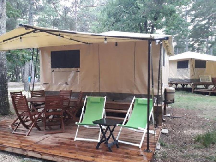 Camping Pas Cher vous présente avec son site Officiel campingpascher.fr, le Camping Ushuaïa Villages Provence-Ventoux, situé sur la commune de Sault dans le département Vaucluse (Provence Alpes Côte D'azur) en France. Le camping Ushuaïa Villages Provence-Ventoux vous propose un hébergement de type tente de 20 m² pour 1 personne. L'établissement vous propose 3 autres types d'hébergements. Découvrez tous nos séjours à petits prix dans la commune et aux alentours de Sault du département : Vaucluse (Provence Alpes Côte D'azur). Piscine extérieure, Aire de jeux enfants, Ping-pong, Pétanque, Bar, Restaurant, Épicerie,... En savoir plus : cliquez-ICI.