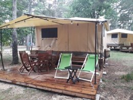 Camping Pas Cher vous présente avec son site Officiel campingpascher.fr, le Camping Ushuaïa Villages Provence-Ventoux, situé sur la commune de Sault dans le département Vaucluse (Provence-alpes-côte D'azur) en France. Le camping Ushuaïa Villages Provence-Ventoux vous propose un hébergement de type tente de 20 m² pour 1 personne. L'établissement vous propose 2 autres types d'hébergements. Découvrez tous nos séjours à petits prix dans la commune et aux alentours de Sault du département : Vaucluse (Provence-alpes-côte D'azur). Piscine extérieure, Aire de jeux enfants, Ping-pong, Pétanque, Bar, Restaurant, Épicerie,... En savoir plus : cliquez-ICI.