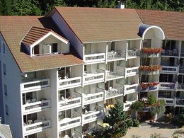Camping Pas Cher vous présente avec son site Officiel campingpascher.fr, la Résidence Les Silènes, située sur la commune de Allevard dans le département Isère (Rhône Alpes) en France. La résidence Les Silènes, vous présente un hébergement de type appartement pour 4 personnes et télévision. La résidence Les Silènes vous propose du sam. 24 octobre au sam. 31 octobre 2026 pour 7 nuits à 252€. Cette location propose 102 dates différentes pour réserver votre séjour. Découvrez également les 4 autres gammes d'hébergements de la résidence. Piscine extérieure, Randonnée, Restaurant,... En savoir plus : cliquez-ICI.