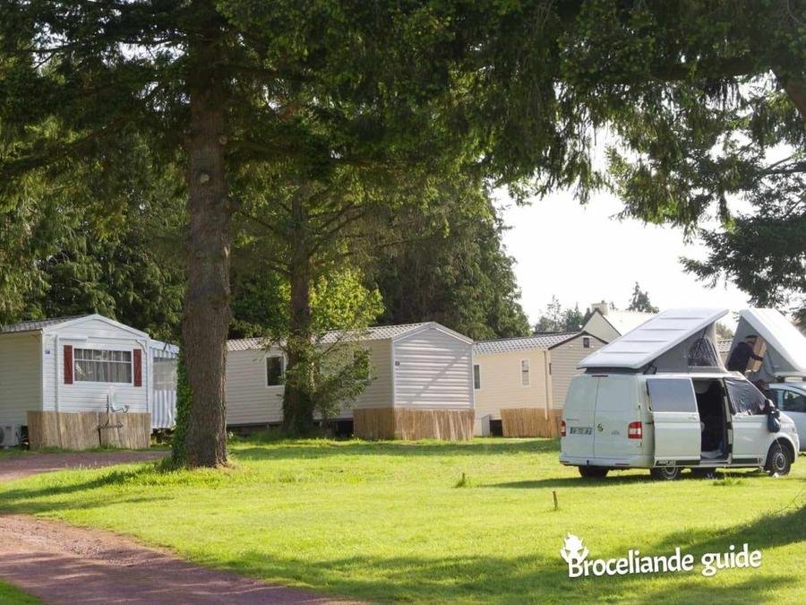 Camping Pas Cher vous présente avec son site Officiel campingpascher.fr, le Camping Le Val Aux Fées - Brocéliande classé 2 étoiles, situé sur la commune de Concoret dans le département Morbihan (Bretagne) en France. Le camping Le Val Aux Fées - Brocéliande vous propose un hébergement de type mobil-home de 40 m² avec climatisation (télévision). L'établissement vous propose 2 autres types d'hébergements. Découvrez tous nos séjours à petits prix dans la commune et aux alentours de Concoret du département : Morbihan (Bretagne). Aire de jeux enfants, Pétanque, Terrain multisports, Bar, Épicerie,... En savoir plus : cliquez-ICI.