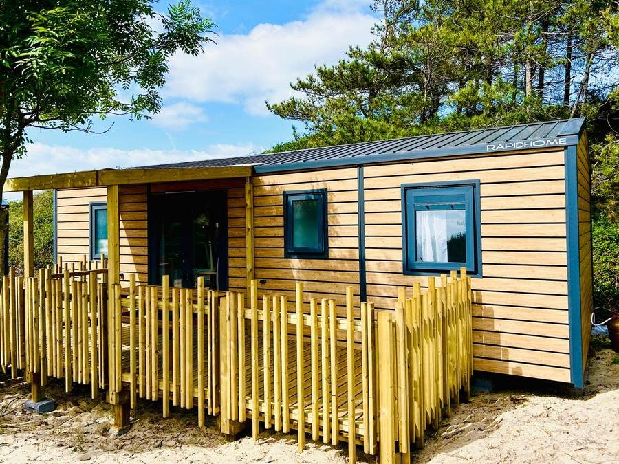 Camping Pas Cher vous présente avec son site Officiel campingpascher.fr, le Camping Nature Et Vacances Cristal D'Opale classé 2 étoiles, situé sur la commune de Camiers dans le département Pas-de-calais (Nord Pas De Calais) en France. Le camping Nature Et Vacances Cristal D'Opale, vous présente un hébergement de type mobil-home de 35 m² et télévision. Le camping Nature Et Vacances Cristal D'Opale vous propose du dimanche 04 octobre au dimanche 11 octobre 2026 pour 7 nuits à 555€. Cette location propose 123 dates différentes pour réserver votre séjour. Découvrez également les 9 autres gammes d'hébergements du camping. Les Avis clients pour le Camping Nature Et Vacances Cristal D'Opale sont excellents avec une note moyenne de 10 sur 10. Animations familiales, Aire de jeux enfants, Pétanque, Randonnée, Sports nautiques, Bar,... En savoir plus : cliquez-ICI.