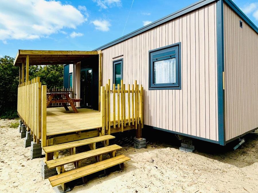 Camping Pas Cher vous présente avec son site Officiel campingpascher.fr, le Camping Nature Et Vacances Cristal D'Opale classé 2 étoiles, situé sur la commune de Camiers dans le département Pas-de-calais (Nord Pas De Calais) en France. Le camping Nature Et Vacances Cristal D'Opale, vous présente un hébergement de type mobil-home de 35 m² et télévision. Le camping Nature Et Vacances Cristal D'Opale vous propose du dimanche 04 octobre au dimanche 11 octobre 2026 pour 7 nuits à 625€. Cette location propose 114 dates différentes pour réserver votre séjour. Découvrez également les 9 autres gammes d'hébergements du camping. Les Avis clients pour le Camping Nature Et Vacances Cristal D'Opale sont excellents avec une note moyenne de 10 sur 10. Animations familiales, Aire de jeux enfants, Pétanque, Randonnée, Sports nautiques, Bar,... En savoir plus : cliquez-ICI.
