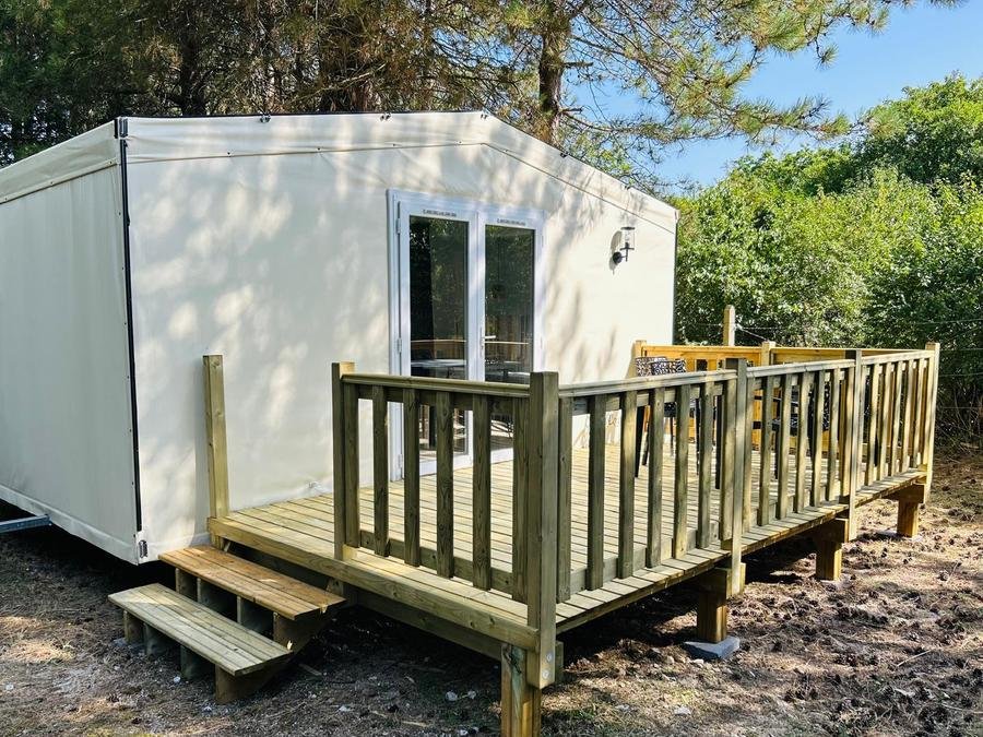 Camping Pas Cher vous présente avec son site Officiel campingpascher.fr, le Camping Nature Et Vacances Cristal D'Opale classé 2 étoiles, situé sur la commune de Camiers dans le département Pas-de-calais (Nord Pas De Calais) en France. Le camping Nature Et Vacances Cristal D'Opale, vous présente un hébergement de type hébergement insolite. Le camping Nature Et Vacances Cristal D'Opale vous propose du vendredi 05 juin au vendredi 12 juin 2026 avec un DÉPART DEMAIN pour 7 nuits à 360€. Cette location propose 112 dates différentes pour réserver votre séjour. Découvrez également les 12 autres gammes d'hébergements du camping. Les Avis clients pour le Camping Nature Et Vacances Cristal D'Opale sont excellents avec une note moyenne de 10 sur 10. Animations familiales, Aire de jeux enfants, Pétanque, Randonnée, Sports nautiques, Bar,... En savoir plus : cliquez-ICI.