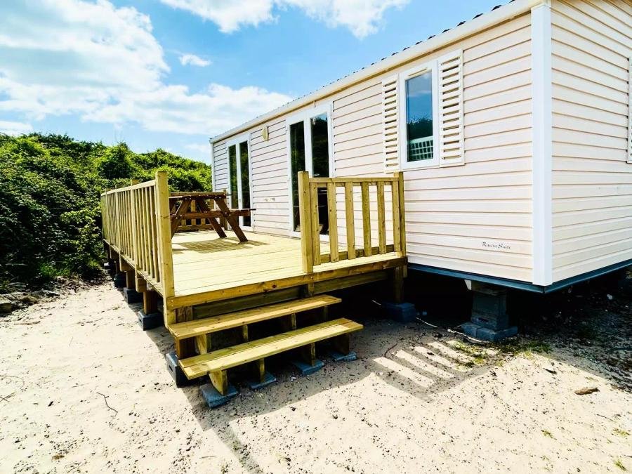 Camping Pas Cher vous présente avec son site Officiel campingpascher.fr, le Camping Nature Et Vacances Cristal D'Opale classé 2 étoiles, situé sur la commune de Camiers dans le département Pas-de-calais (Nord Pas De Calais) en France. Le camping Nature Et Vacances Cristal D'Opale, vous présente un hébergement de type mobil-home et télévision. Le camping Nature Et Vacances Cristal D'Opale vous propose du sam. 03 octobre au sam. 10 octobre 2026 pour 7 nuits à 169€. Cette location propose 16 dates différentes pour réserver votre séjour. Découvrez également les 9 autres gammes d'hébergements du camping. Les Avis clients pour le Camping Nature Et Vacances Cristal D'Opale sont excellents avec une note moyenne de 8 sur 10. Animations familiales, Aire de jeux enfants, Pétanque, Randonnée, Sports nautiques, Bar,... En savoir plus : cliquez-ICI.