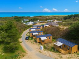 Camping Pas Cher vous présente avec son site Officiel campingpascher.fr, le Camping Nature Et Vacances Cristal D'Opale classé 2 étoiles, situé sur la commune de Camiers dans le département Pas-de-calais (Nord Pas De Calais) en France. Le camping Nature Et Vacances Cristal D'Opale, vous présente un hébergement de type mobil-home de 30 m² et télévision. Le camping Nature Et Vacances Cristal D'Opale vous propose du lundi 09 novembre au lundi 16 novembre 2026 pour 7 nuits à 505€. Cette location propose 58 dates différentes pour réserver votre séjour. Découvrez également les 12 autres gammes d'hébergements du camping. Les Avis clients pour le Camping Nature Et Vacances Cristal D'Opale sont excellents avec une note moyenne de 8 sur 10. Animations familiales, Pétanque, Randonnée, Sports nautiques, Bar,... En savoir plus : cliquez-ICI.