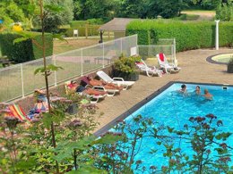 Camping Pas Cher vous présente avec son site Officiel campingpascher.fr, le Camping Ushuaïa Villages Domaine Du Blanc Pignon classé 2 étoiles, situé sur la commune de La Calotterie dans le département Pas-de-calais (Nord Pas De Calais) en France. Le camping Ushuaïa Villages Domaine Du Blanc Pignon, vous présente un hébergement de type lodge. Le camping Ushuaïa Villages Domaine Du Blanc Pignon vous propose du sam. 13 juin au sam. 20 juin 2026, en promotion à -15% pour 7 nuits à 279,65 € au lieu de 329,0 € soit une Économie de 49,35 €. Cette location propose 51 dates différentes pour réserver votre séjour. Découvrez également les 6 autres gammes d'hébergements du camping. Les Avis clients pour le Camping Ushuaïa Villages Domaine Du Blanc Pignon sont excellents avec une note moyenne de 8 sur 10. Piscine chauffée, Piscine extérieure, Animation enfants, Animations familiales, Aire de jeux enfants, Pétanque, Boulangerie, Dépôt de pain, Supermarché, Épicerie,... En savoir plus : cliquez-ICI.