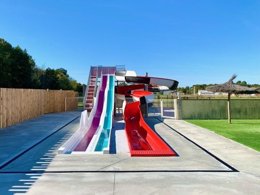 Camping Pas Cher vous présente avec son site Officiel campingpascher.fr, le Camping Maeva Escapades Bel-Air classé 4 étoiles, situé sur la commune de Sadirac dans le département Gironde (Aquitaine) en France. Le camping Maeva Escapades Bel-Air, vous présente un hébergement de type mobil-home de 20 m² avec climatisation et télévision. Le camping Maeva Escapades Bel-Air vous propose du vendredi 18 septembre au vendredi 25 septembre 2026 pour 7 nuits à 689€. Cette location propose 291 dates différentes pour réserver votre séjour. Découvrez également les 20 autres gammes d'hébergements du camping. Les Avis clients pour le Camping Maeva Escapades Bel-Air sont excellents avec une note moyenne de 9 sur 10. Piscine extérieure, Animations familiales, Aire de jeux enfants, Pétanque, Dépôt de pain, Snack/Bar,... En savoir plus : cliquez-ICI.