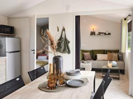 Camping Pas Cher vous présente avec son site Officiel campingpascher.fr, le Camping Maeva Escapades Bel-Air classé 4 étoiles, situé sur la commune de Sadirac dans le département Gironde (Aquitaine) en France. Le camping Maeva Escapades Bel-Air, vous présente un hébergement de type mobil-home de 33 m² avec climatisation et télévision. Le camping Maeva Escapades Bel-Air vous propose du sam. 19 septembre au sam. 26 septembre 2026 pour 7 nuits à 729€. Cette location propose 260 dates différentes pour réserver votre séjour. Découvrez également les 20 autres gammes d'hébergements du camping. Les Avis clients pour le Camping Maeva Escapades Bel-Air sont excellents avec une note moyenne de 9 sur 10. Piscine extérieure, Animations familiales, Aire de jeux enfants, Pétanque, Dépôt de pain, Snack/Bar,... En savoir plus : cliquez-ICI.