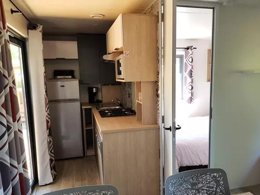 Camping Pas Cher vous présente avec son site Officiel campingpascher.fr, le Camping Maeva Escapades Bel-Air classé 4 étoiles, situé sur la commune de Sadirac dans le département Gironde (Aquitaine) en France. Le camping Maeva Escapades Bel-Air, vous présente un hébergement de type mobil-home de 35 m² avec climatisation et télévision. Le camping Maeva Escapades Bel-Air vous propose du vendredi 18 septembre au vendredi 25 septembre 2026 pour 7 nuits à 819€. Cette location propose 233 dates différentes pour réserver votre séjour. Découvrez également les 20 autres gammes d'hébergements du camping. Les Avis clients pour le Camping Maeva Escapades Bel-Air sont excellents avec une note moyenne de 9 sur 10. Piscine extérieure, Animations familiales, Aire de jeux enfants, Pétanque, Dépôt de pain, Snack/Bar,... En savoir plus : cliquez-ICI.