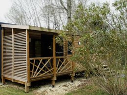 Camping Pas Cher vous présente avec son site Officiel campingpascher.fr, le Camping Maeva Escapades Bel-Air classé 4 étoiles, situé sur la commune de Sadirac dans le département Gironde (Aquitaine) en France. Le camping Maeva Escapades Bel-Air, vous présente un hébergement de type mobil-home de 33 m² pour 1 personne avec climatisation et télévision. Le camping Maeva Escapades Bel-Air vous propose du vendredi 18 septembre au vendredi 25 septembre 2026 pour 7 nuits à 819€. Cette location propose 299 dates différentes pour réserver votre séjour. Découvrez également les 20 autres gammes d'hébergements du camping. Les Avis clients pour le Camping Maeva Escapades Bel-Air sont excellents avec une note moyenne de 9 sur 10. Piscine extérieure, Animations familiales, Aire de jeux enfants, Pétanque, Dépôt de pain, Snack/Bar,... En savoir plus : cliquez-ICI.