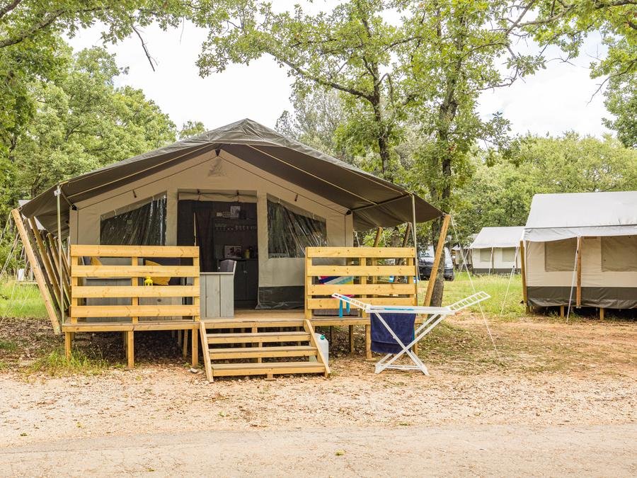 Camping Pas Cher vous présente avec son site Officiel campingpascher.fr, le Camping Naturist Solaris classé 3 étoiles, situé sur la commune de Tar dans le département Istrie (Istrie) en Croatie. Le camping Naturist Solaris, vous présente un hébergement de type tente en toile et bois de 25 m² pour 5 personnes. Le camping Naturist Solaris vous propose du vendredi 05 juin au vendredi 12 juin 2026 avec une PROMO de DERNIÈRE MINUTE, en promotion à -15% pour 7 nuits à 477,96 € au lieu de 562,31 € soit une Économie de 84,35 €. Cette location propose 77 dates différentes pour réserver votre séjour. Découvrez également les 2 autres gammes d'hébergements du camping. Piscine extérieure, Pédalo, Terrain multisports, Dépôt de pain, Restaurant grill, Snack/Bar, Supermarché,... En savoir plus : cliquez-ICI.