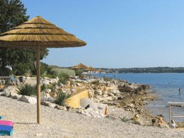 Camping Pas Cher vous présente avec son site Officiel campingpascher.fr, le Camping Naturist Solaris classé 3 étoiles, situé sur la commune de Tar dans le département Istrie (Istrie) en Croatie. Le camping Naturist Solaris, vous présente un hébergement de type tente en toile et bois de 19 m² pour 5 personnes. Le camping Naturist Solaris vous propose du lundi 07 septembre au lundi 14 septembre 2026, en promotion à -15% pour 7 nuits à 471,53 € au lieu de 554,75 € soit une Économie de 83,22 €. Cette location propose 56 dates différentes pour réserver votre séjour. Découvrez également les 2 autres gammes d'hébergements du camping. Piscine extérieure, Pédalo, Terrain multisports, Dépôt de pain, Restaurant grill, Snack/Bar, Supermarché,... En savoir plus : cliquez-ICI.