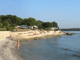 Camping Pas Cher vous présente avec son site Officiel campingpascher.fr, le Camping Naturist Solaris classé 3 étoiles, situé sur la commune de Tar dans le département Istrie (Istrie) en Croatie. Le camping Naturist Solaris, vous présente un hébergement de type tente en toile et bois de 25 m² pour 5 personnes. Le camping Naturist Solaris vous propose du lundi 20 avril au lundi 27 avril 2026, en promotion à -15% pour 7 nuits à 231,15 € au lieu de 271,95 € soit une Économie de 40,80 €. Cette location propose 111 dates différentes pour réserver votre séjour. Découvrez également les 2 autres gammes d'hébergements du camping. Piscine extérieure, Pédalo, Terrain multisports, Dépôt de pain, Restaurant grill, Snack/Bar, Supermarché,... En savoir plus : cliquez-ICI.