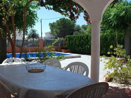 Camping Pas Cher vous présente avec son site Officiel campingpascher.fr, la Résidence 3 Calas - Ametlla De Mar classé 3 étoiles, située sur la commune de L'ametlla De Mar dans le département Tarragone (Catalogne) en Espagne. La résidence 3 Calas - Ametlla De Mar vous propose un hébergement de type villa de 80 m² (télévision). L'établissement vous propose 2 autres types d'hébergements. Découvrez tous nos séjours à petits prix dans la commune et aux alentours de L'ametlla De Mar du département : Tarragone (Catalogne). Piscine extérieure, Aire de jeux enfants, Court de tennis,... En savoir plus : cliquez-ICI.