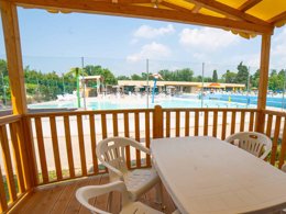 Camping Pas Cher vous présente avec son site Officiel campingpascher.fr, le Camping Baia Holiday Gasparina classé 4 étoiles, situé sur la commune de Castelnuovo Di Garda dans le département Vérone (Vénétie) en Italie. Le camping Baia Holiday Gasparina, vous présente un hébergement de type mobil-home de 25 m² avec climatisation et télévision. Le camping Baia Holiday Gasparina vous propose du jeudi 26 mars au jeudi 02 avril 2026 pour 7 nuits à 815.7€. Cette location propose 153 dates différentes pour réserver votre séjour. Découvrez également les 4 autres gammes d'hébergements du camping. Lac, Piscine extérieure, Animations familiales, Club enfants, Aire de jeux enfants, Baby-foot, Salle de jeux vidéo, Terrain multisports, Bar, Dépôt de pain, Pizzeria, Épicerie,... En savoir plus : cliquez-ICI.