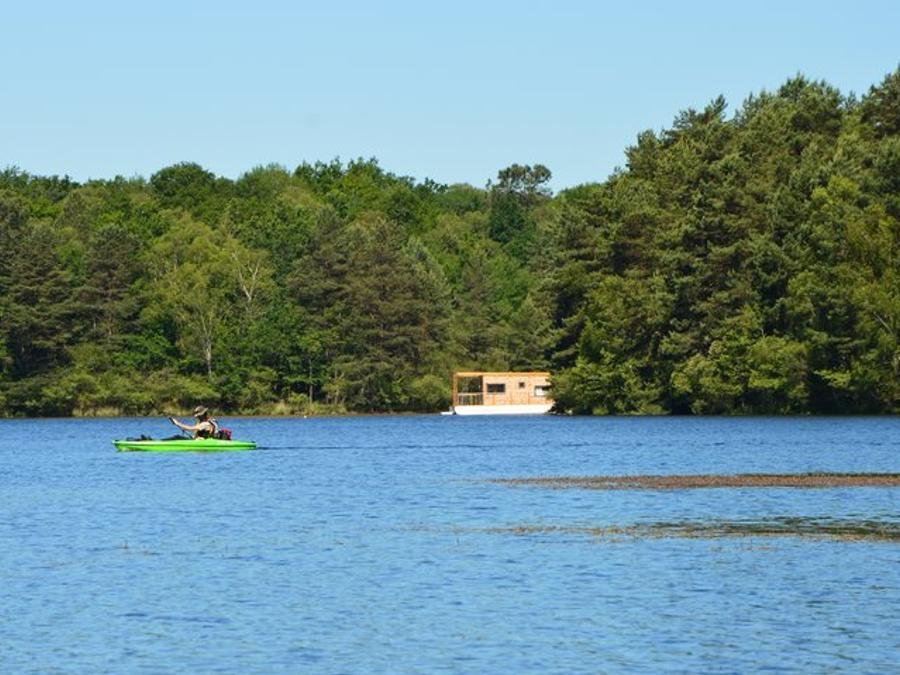 Camping Pas Cher vous présente avec son site Officiel campingpascher.fr, le Camping Domaine Des Etangs De Taysse classé 3 étoiles, situé sur la commune de Espagnac dans le département Corrèze (Limousin) en France. Le camping Domaine Des Etangs De Taysse vous propose un hébergement de type hébergement insolite de 24 m² pour 1 personne. L'établissement vous propose 5 autres types d'hébergements. Découvrez tous nos séjours à petits prix dans la commune et aux alentours de Espagnac du département : Corrèze (Limousin). Étang, Baby-foot, Canoë-kayak, Cyclisme, Ping-pong, Pétanque, Randonnée, Salle de fitness, Terrain multisports, Tir à l’arc, Bar, Dépôt de pain, Restaurant, Supermarché,... En savoir plus : cliquez-ICI.