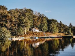 Camping Pas Cher vous présente avec son site Officiel campingpascher.fr, le Camping Domaine Des Etangs De Taysse classé 3 étoiles, situé sur la commune de Espagnac dans le département Corrèze (Limousin) en France. Le camping Domaine Des Etangs De Taysse vous propose un hébergement de type chalet de 48 m² pour 1 personne (télévision). L'établissement vous propose 5 autres types d'hébergements. Découvrez tous nos séjours à petits prix dans la commune et aux alentours de Espagnac du département : Corrèze (Limousin). Étang, Baby-foot, Canoë-kayak, Cyclisme, Ping-pong, Pétanque, Randonnée, Salle de fitness, Terrain multisports, Tir à l’arc, Bar, Dépôt de pain, Restaurant, Supermarché,... En savoir plus : cliquez-ICI.