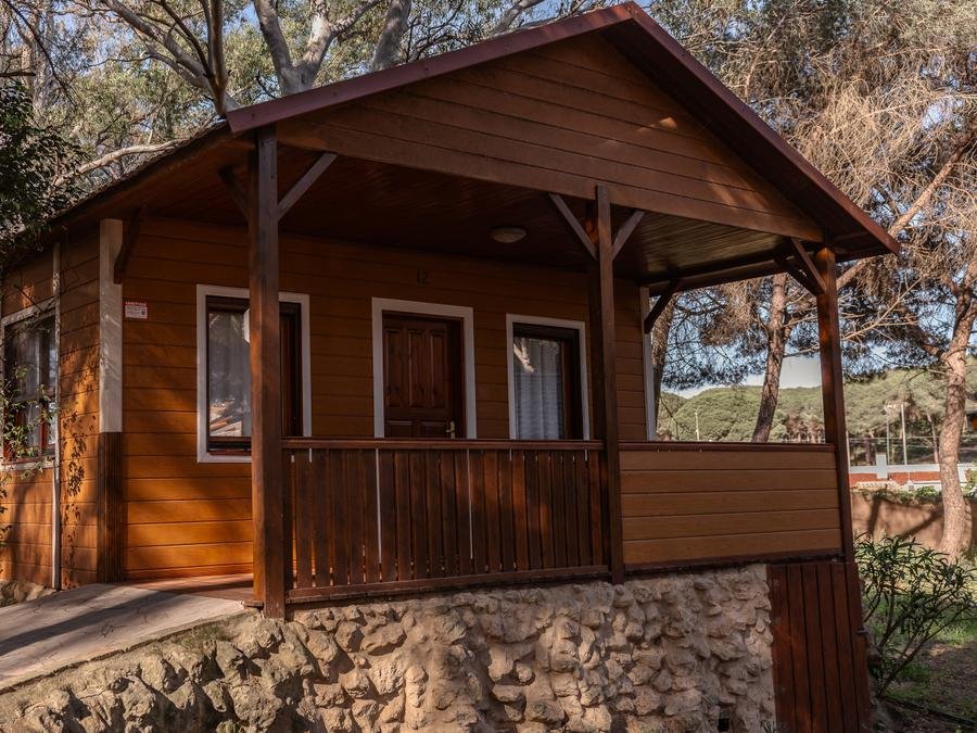 Camping Pas Cher vous présente avec son site Officiel campingpascher.fr, le Camping Taïga Puerto Santa María classé 3 étoiles, situé sur la commune de El Puerto De Santa Maria dans le département Cadix (Andalousie) en Espagne. Le camping Taïga Puerto Santa María vous propose un hébergement de type bungalow avec climatisation (télévision). L'établissement vous propose 4 autres types d'hébergements. Découvrez tous nos séjours à petits prix dans la commune et aux alentours de El Puerto De Santa Maria du département : Cadix (Andalousie). Mer, Piscine extérieure, Animations familiales, Aire de jeux enfants, Restaurant, Supermarché,... En savoir plus : cliquez-ICI.