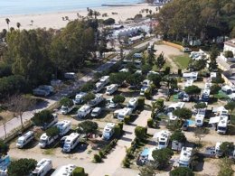 Camping Pas Cher vous présente avec son site Officiel campingpascher.fr, le Camping Taïga Puerto Santa María classé 3 étoiles, situé sur la commune de El Puerto De Santa Maria dans le département Cadix (Andalousie) en Espagne. Le camping Taïga Puerto Santa María vous propose un hébergement de type bungalow de 43 m² (télévision). Cet hébergement propose plus de 12 dates différentes pour réserver ! Pour dévouvrir la période la moins chère, consultez la rubrique 'Tarifs' et sélectionnez votre mois de départ. L'établissement vous propose 4 autres types d'hébergements. Découvrez tous nos séjours à petits prix dans la commune et aux alentours de El Puerto De Santa Maria du département : Cadix (Andalousie). Mer, Piscine extérieure, Animations familiales, Aire de jeux enfants, Restaurant, Supermarché,... En savoir plus : cliquez-ICI.