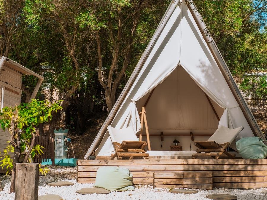 Camping Pas Cher vous présente avec son site Officiel campingpascher.fr, le Camping TAIGA TARIFA VALDEVAQUEROS classé 3 étoiles, situé sur la commune de Tarifa dans le département Cadix (Andalousie) en Espagne. Le camping TAIGA TARIFA VALDEVAQUEROS vous propose un hébergement de type tente en toile et bois de 16 m². L'établissement vous propose 7 autres types d'hébergements. Découvrez tous nos séjours à petits prix dans la commune et aux alentours de Tarifa du département : Cadix (Andalousie). Mer, Piscine extérieure, Planche à voile, kiteSurf, Bar, Restaurant, Épicerie,... En savoir plus : cliquez-ICI.