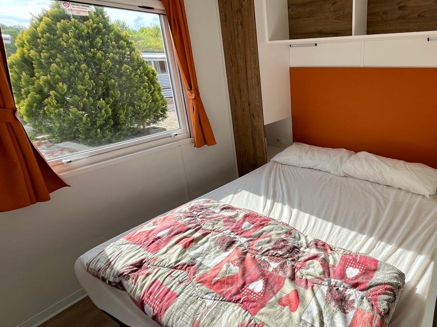 Camping Pas Cher vous présente avec son site Officiel campingpascher.fr, le Camping Iris Park classé 2 étoiles, situé sur la commune de Moniga Del Garda dans le département Brescia (Lombardie) en Italie. Le camping Iris Park vous propose un hébergement de type mobil-home pour 1 personne. L'établissement vous propose 4 autres types d'hébergements. Découvrez tous nos séjours à petits prix dans la commune et aux alentours de Moniga Del Garda du département : Brescia (Lombardie). Les Avis clients pour le Camping Iris Park sont de 7 sur 10. Piscine extérieure, Animations familiales, Club enfants, Aire de jeux enfants, Cyclisme, Ping-pong, Randonnée, Salle de jeux vidéo, Sports nautiques, Terrain de football, Pizzeria, Snack/Bar, Station-service, Supermarché,... En savoir plus : cliquez-ICI.