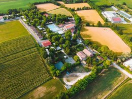 Camping Pas Cher vous présente avec son site Officiel campingpascher.fr, le Camping Iris Park classé 2 étoiles, situé sur la commune de Moniga Del Garda dans le département Brescia (Lombardie) en Italie. Le camping Iris Park vous propose un hébergement de type mobil-home de 33 m² pour 1 personne avec climatisation. L'établissement vous propose 4 autres types d'hébergements. Découvrez tous nos séjours à petits prix dans la commune et aux alentours de Moniga Del Garda du département : Brescia (Lombardie). Les Avis clients pour le Camping Iris Park sont de 7 sur 10. Piscine extérieure, Animations familiales, Club enfants, Aire de jeux enfants, Cyclisme, Ping-pong, Randonnée, Salle de jeux vidéo, Sports nautiques, Terrain de football, Pizzeria, Snack/Bar, Station-service, Supermarché,... En savoir plus : cliquez-ICI.