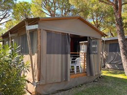 Camping Pas Cher vous présente avec son site Officiel campingpascher.fr, le Camping Iris Park classé 2 étoiles, situé sur la commune de Moniga Del Garda dans le département Brescia (Lombardie) en Italie. Le camping Iris Park vous propose un hébergement de type lodge de 30 m² pour 1 personne avec climatisation. L'établissement vous propose 4 autres types d'hébergements. Découvrez tous nos séjours à petits prix dans la commune et aux alentours de Moniga Del Garda du département : Brescia (Lombardie). Les Avis clients pour le Camping Iris Park sont de 7 sur 10. Piscine extérieure, Animations familiales, Club enfants, Aire de jeux enfants, Cyclisme, Ping-pong, Randonnée, Salle de jeux vidéo, Sports nautiques, Terrain de football, Pizzeria, Snack/Bar, Station-service, Supermarché,... En savoir plus : cliquez-ICI.